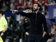 PAMPLONA, 21/02/2026.- El entrenador del Real Madrid, Álvaro Arbeloa, durante el partido de la jornada 25 de LaLiga EA Sports que disputan el CA Osasuna y el Real Madrid este sábado, en el estadio El SADAR de Pamplona. EFE/ Jesús Diges