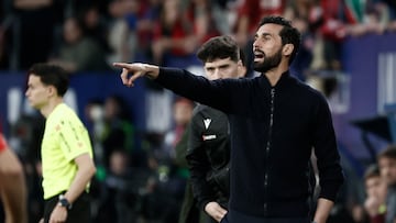 PAMPLONA, 21/02/2026.- El entrenador del Real Madrid, Álvaro Arbeloa, durante el partido de la jornada 25 de LaLiga EA Sports que disputan el CA Osasuna y el Real Madrid este sábado, en el estadio El SADAR de Pamplona. EFE/ Jesús Diges