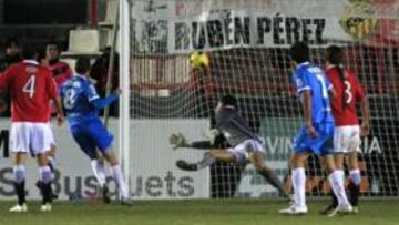 <b>SENTENCIA. </b>Vidal envía el balón al fondo de la red sin que Rubén, soberbio durante el partido, pueda hacer nada para impedirlo.
