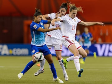 Cristiane disputa un balón con Irene Paredes y Marta Torrejón en el Brasil-España del Mundial de Canadá 2015.
