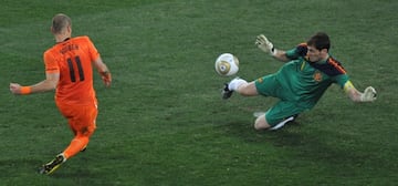 Casillas desvia el disparo de Robben en la final del Mundial de 2010 en Sudáfrica.