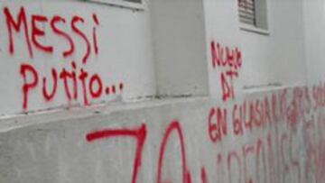 Pintadas y cánticos contra Messi en Argentina
