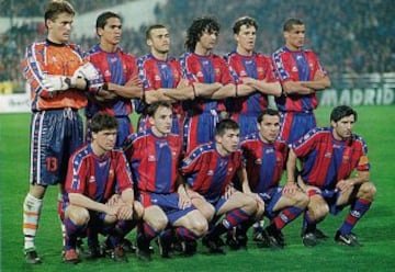 En el a?o 1998 otro entrenador holands, Louis Van Gaal, consigui para el Barcelona su dcimoquinta liga. De pie: Hesp, Giovanni, Luis Enrique, Couto, Oscar y Rivaldo. Agachados: Roger, Ferrer, Celades, Sergi y Figo.