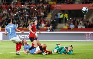 1-0. Asistencia de Olga Carmona, desde la banda izquierda, al corazón del área francesa en donde aparece Aitana Bonmatí y la actual Balón de Oro, anota el primer gol de España.