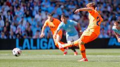 Vigo (Pontevedra), 26/05/2024.- El delantero del Valencia Alberto Mari marca de penalti el segundo gol contra el Celta de Vigo, durante el último partido de LaLiga EA Sports en el estadio Balaídos este domingo. EFE / Salvador Sas
