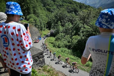 Los aficionados observan al pelotón desde un lugar privilegiado durante el ascenso del Col du Soulor.