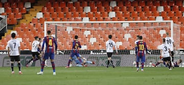 1-2. Antoine Griezmann marca el segundo gol. Frenkie De Jong remata de cabeza, despeja Cillessen y el francés manda el balón a la red.