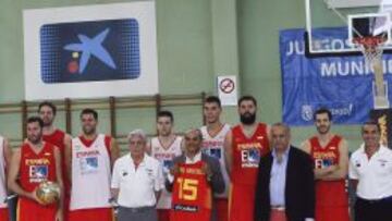 La Selección, incluido el descartado Rabaseda, recibió ayer al consejero de Educación y Deportes de la CAM, Rafael van Grieken, y le entregó una camiseta con su nombre.