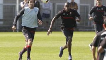 AUSENTES. Nekounam, a la izquierda, pelea por un balón con Loé en una sesión en Tajonar.