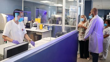 La delegada de Salud y Familias, Manuela Caro, en su visita al Servicio de Microbiología del hospital Juan Ramón Jiménes de Huelva.