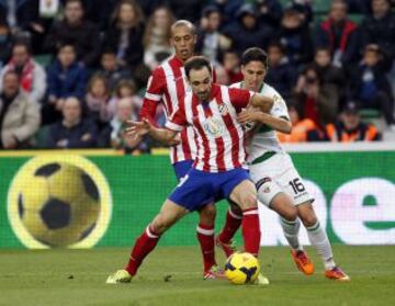 Juanfran pelea un balón con Fidel.
