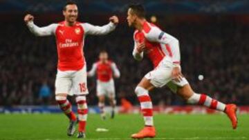 Santi Cazorla celebra junto a Alexis Sánchez.