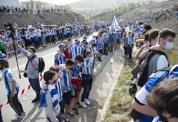 Numerosos seguidores de la Real Sociedad se han agolpado en los alrededores de Zubieta para despedir al club antes de la final de la Copa del Rey.