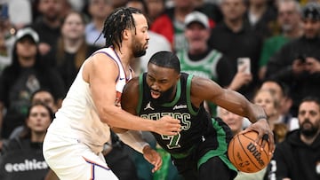 BOSTON, MASSACHUSETTS - MAY 14: Jaylen Brown #7 of the Boston Celtics drives to the basket against Jalen Brunson #11 of the New York Knicks during the first quarter in Game Five of the Eastern Conference Second Round NBA Playoffs at TD Garden on May 14, 2025 in Boston, Massachusetts. NOTE TO USER: User expressly acknowledges and agrees that, by downloading and or using this photograph, User is consenting to the terms and conditions of the Getty Images License Agreement. Brian Fluharty/Getty Images/AFP (Photo by Brian Fluharty / GETTY IMAGES NORTH AMERICA / Getty Images via AFP)