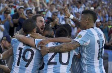 1-0. Higuain celebró el primer tanto con sus compañeros.