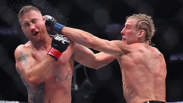 LAS VEGAS, NEVADA - JANUARY 24: Paddy Pimblett of England punches Justin Gaethje of the United States during their interim lightweight title bout in UFC 324 at T-Mobile Arena on January 24, 2026 in Las Vegas, Nevada. Ian Maule/Getty Images/AFP (Photo by Ian Maule / GETTY IMAGES NORTH AMERICA / Getty Images via AFP)
