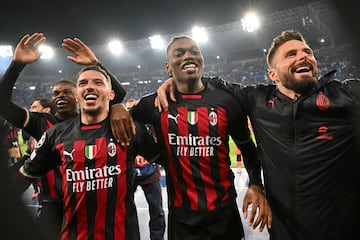 Pierre Kalulu, Ismael Bennacer, Rafael Leao y Olivier Giroud en la celebración del conjunto italiano.