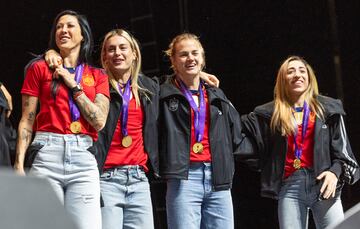 Las estrellas de la noche fueron Aitana y las capitanas. Cuando Olga, Alexia, Irene y Jenni hicieron acto de presencia, estalló la fiesta.
