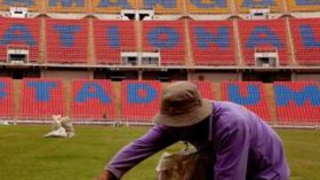 <b>PREPARATIVOS. </b>Operarios tailandeses arreglan el césped del Rajamangala Stadium antes de la llegada del Atleti.