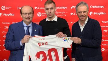 Marko Rog posa junto a Castro y Caparrós.