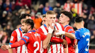 GIRONA, 18/12/2023.- El delantero del Girona Artem Dovbyk (c) celebra con sus compañeros tras marcar el tercer gol ante el Alavés, durante el partido de Liga en Primera División que Girona FC y Deportivo Alavés disputan hoy lunes en el estadio municipal de Montilivi, en Girona. EFE/David Borrat