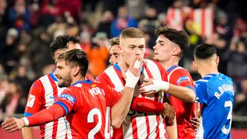 GIRONA, 18/12/2023.- El delantero del Girona Artem Dovbyk (c) celebra con sus compañeros tras marcar el tercer gol ante el Alavés, durante el partido de Liga en Primera División que Girona FC y Deportivo Alavés disputan hoy lunes en el estadio municipal de Montilivi, en Girona. EFE/David Borrat
