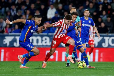 Julián Álvarez entre contarios. 
 
