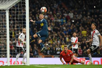 Nahitan Nández goes close