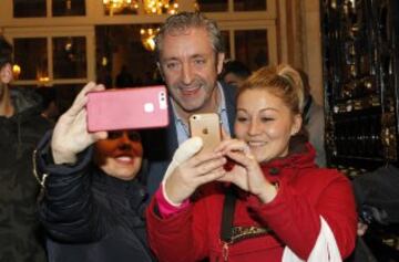 Josep Pedrerol con una aficionada.