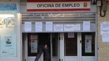 Un hombre entra en una oficina de empleo en Madrid. EFE/JuanJo Martín/Archivo