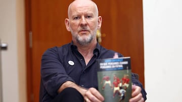 El filósofo Simon Critchley posa para As con su último libro: 'En qué pensamos cuando pensamos en fútbol'.
