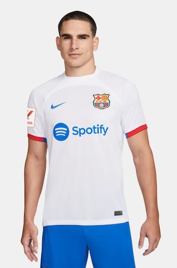 El club catalán ha presentado la que será la segunda equipación para la temporada 23/24. La camiseta, que se presenta en el marco de la campaña lanzada por el Club “Aquí, para abrir camino”, presenta un diseño rompedor que rinde homenaje a la historia del Barça y a una camiseta que vistió Johan Cruyff, precursor del estilo de juego del FC Barcelona