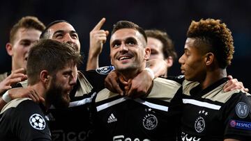 El Ajax celebra un gol ante el Madrid.