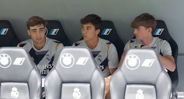 Fran González, Gonzalo y Nico Paz, en el banquillo del Bernabéu.