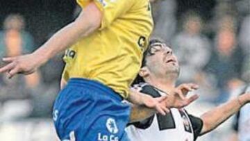 <b>HUBO PELEA. </b>Txiki, de las Palmas, cabecea un balón en presencia de Mario Rosas.