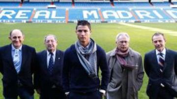 Cristiano, flanqueado por Pirri, Gento, Amancio y Butragueño.