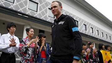 Chris Froome llega a una conferencia de prensa previa al Criterium de Saitama.