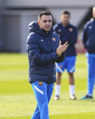 Xavi al frente del entrenamiento.