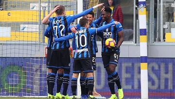 Jugadores de Atalanta celebrando un gol por Serie A.