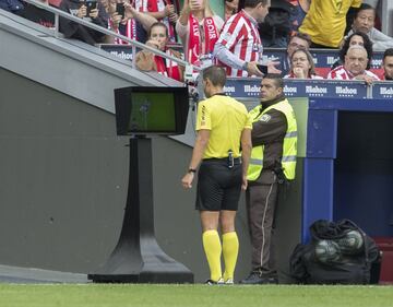 El árbitro Cordero Vega observa en el VAR la jugada del penalti que supuso el 1-0 de Diego Costa. 