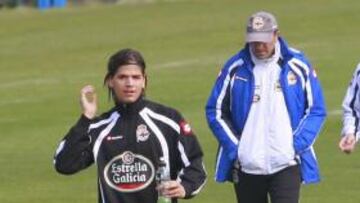 <b>INDIFERENCIA. </b>Lotina y Zé Castro hablaron ayer, pero en el campo hubo mucha distancia entre los técnicos y el portugués.