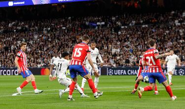 1-0. Federico Valverde pasa el balón a la espalda de Javi Galán para Rodrygo . El brasileño traza la diagonal dentro del área y con la izquierda, dispara al palo largo de Jan Oblak para anota el primer tanto.
