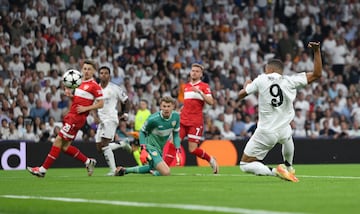 1-0. Carrera por la banda derecha de Rodrygo, se adentra en el ¨¢rea y asiste para el astro franc¨¦s que marca a placer su primer tanto en Champions con el conjunto blanco.