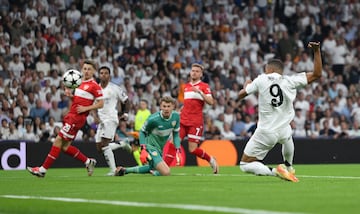 1-0. Carrera por la banda derecha de Rodrygo, se adentra en el área y asiste para el astro francés que marca a placer su primer tanto en Champions con el conjunto blanco.