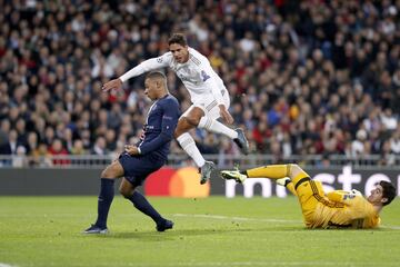 2-1. Thibaut Courtois y Rapahel Varane en la jugada del primer gol de Kylian Mbappé.