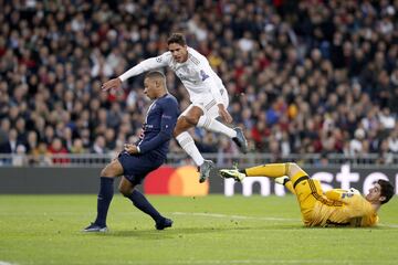 2-1. Thibaut Courtois y Rapahel Varane en la jugada del primer gol de Kylian Mbapp¨¦.