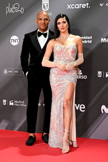 Amaury Nolasco posan en la alfombra roja con su acompañante. 
 
