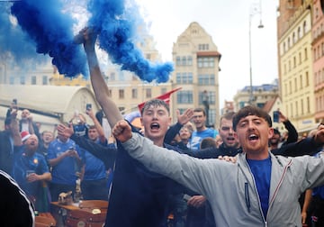 La policía polaca vigila las calles de Breslavia, donde se concentran las aficiones del Betis y del Chelsea, a pocas horas del inicio de la final.