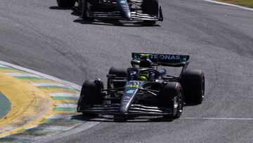 Hamilton y Russell, con los Mercedes en Brasil.