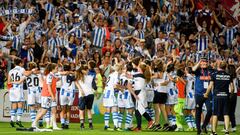 Las jugadoras de la Real Sociedad celebran la victoria ante el Atl&eacute;tico de Madrid, tras la final de la Copa de la Reina de f&uacute;tbol disputada esta noche en el estadio de Los C&aacute;rmenes, en Granada. 